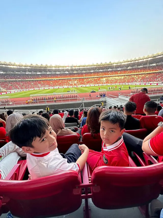 Jadi Fans Pratama Arhan, Ini 7 Potret Magika Anak Nia Ramadhani Nonton Timnas