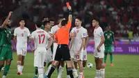 Justin Hubner menerima kartu merah dari wasit saat Timnas Indonesia menghadapi Arab Saudi pada matchday 6 putaran 3 Kualifikasi Piala Dunia 2026 di Stadion Utama Gelora Bung Karno (SUGBK), Selasa (19/11/2024) malam WIB. (Bola.com/Abdul Aziz)