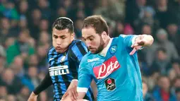 Penyerang Napoli, Gonzalo Higuain (kanan) berusaha membawa bola dari kejaran bek Inter Milan, Jeison Murillo pada lanjutan Liga Serie A di  San Paolo, Naples, Italia (30/11). Napoli menang atas Inter Milan dengan skorg 2-1. (AFP/CARLO Hermann)