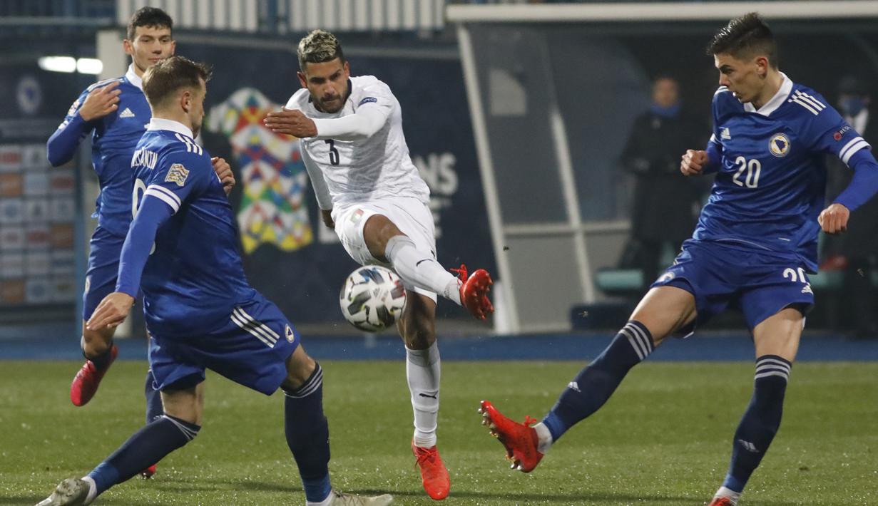 Bek Italia, Emerson Palmieri, berebut bola dengan bek Bosnia, Sinisa Sanicanin, pada laga UEFA Nations League 2020/2021 di Grbavica Stadium, Kamis (19/11/2020) dini hari WIB. Italia menang 2-0 atas Bosnia. (AP Photo/Kemal Softic)