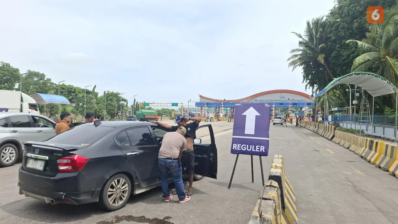 Petugas Direktorat Reserse Narkoba Polda Lampung melakukan pemeriksaan kendaraan yang hendak memasuki Pelabuhan Bakauheni, Lampung Selatan. Foto : (Liputan6.com/Ardi).