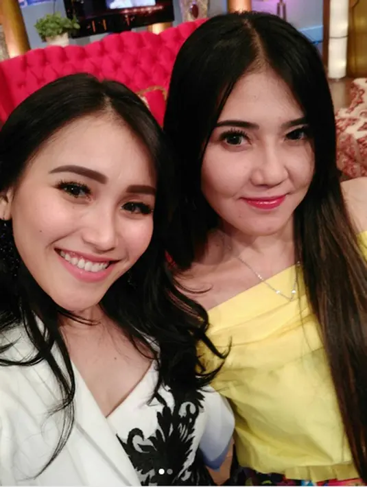 "Gak (merasa tersaingi). Dari dulu ga pernah merasa tersaingi. Santai aja," kata Ayu Ting Ting saat preskon Kilau Raya 26 MNCTV, kawasan Kebon Jeruk, Jakarta Barat, Selasa (10/10/2017). (Instagram/ayutingting92)