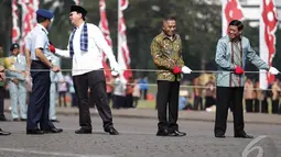 Sejumlah pejabat  ikut menarik tali pengibaran bendera, seperti Menko Polhukam Tedjo Edhy Purdjiatno, Menteri Pertahanan Ryamizard Ryacudu, dan Gubernur DKI Jakarta Basuki Tjahaja Purnama, Jakarta  (19/12/2014). (Liputan6.com/Faizal Fanani)