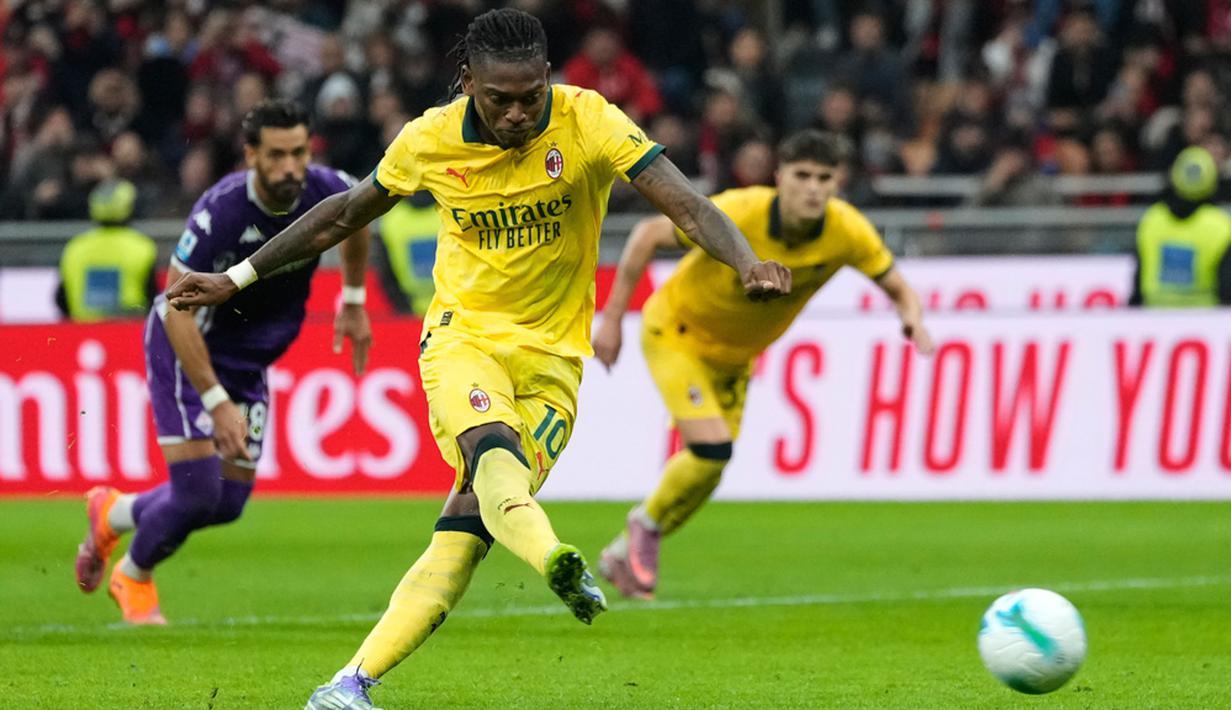 Pemain AC Milan, Rafael Leao, mencetak gol melalui tendangan penalti ke gawang Fiorentina pada laga Liga Italia di Stadion San Siro. (AP Photo/Luca Bruno)