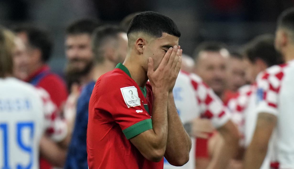 Kekecewaan serupa pun ditunjukkan oleh Anass Zaroury, sayap kiri Maroko yang menjalani debut di Piala Dunia justru di akhir perjalanan Maroko pada laga perebutan tempat ketiga. (AP Photo/Francisco Seco)