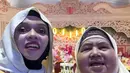 Mamah Dedeh pun bahkan dekat dengan ibunda Thariq, Geni Faruk yang mengenakan kebaya kuning berbunga dipadukan kerudung warna senada dengan inner hitam. [@genifaruk]