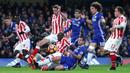 Bek Chelsea,Cesar Azpilicueta, menahan laju bek Stoke City, Bruno Martins Indi, pada laga Liga Inggris di Stadion Stamford Bridge, Inggris, Sabtu (31/12/2016). (Reuters/Eddie Keogh)