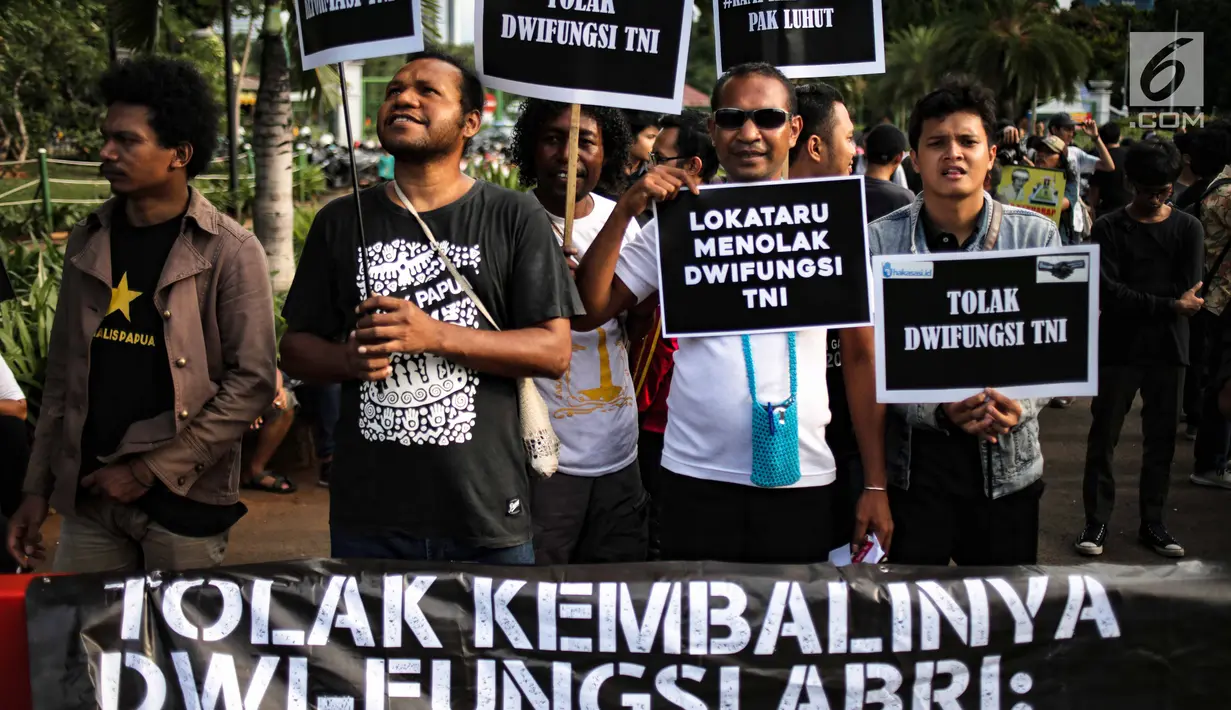 Aktivis Jaringan Solidaritas Korban untuk Keadilan (JSKK) menyuarakan tuntutan saat Aksi Kamisan ke-576 di depan Istana Merdeka, Jakarta, Kamis (28/2). Mereka menolak kembalinya militer untuk menduduki jabatan sipil. (Liputan6.com/Faizal Fanani)
