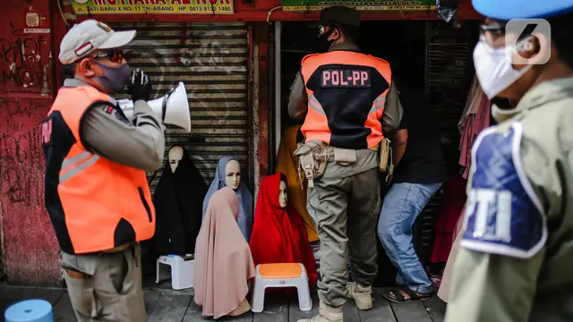 FOTO: PSBB Diperpanjang, PKL Tanah Abang Kembali Ditertibkan