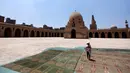 Seorang anak melaksanakan ibadah selama bulan suci Ramadan di Masjid Ibnu Tulun, Kairo, 2 Juni 2017. Masjid yang dibangun pada 876-879 di masa pemerintahan Ahmad Ibn Tulun ini merupakan masjid tertua kedua di Mesir. (REUTERS/Amr Abdallah Dalsh)