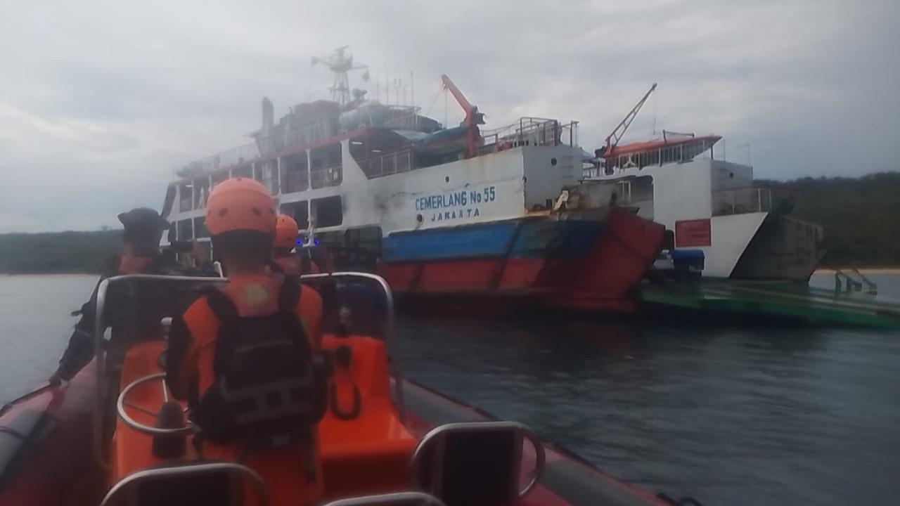 KMP Cemerlang 55 Kandas di Perairan Gilimanuk, 53 Penumpang Berhasil Dievakuasi