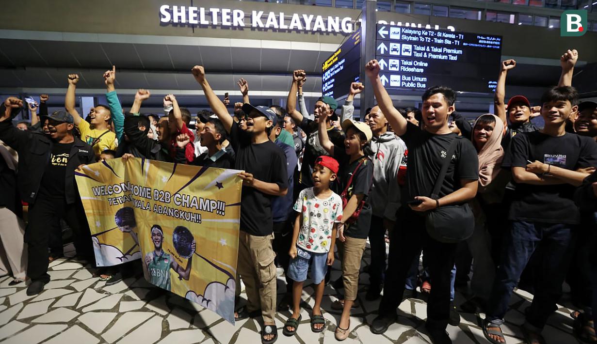 Para badminton lovers Indonesia bersiap menyambut kedatangan skuad bulu tangkis Indonesia yang baru saja berlaga di All England 2024, termasuk para juara di Terminal 3 Bandara Soekarno Hatta, Tangerang, Banten, Senin (18/3/2024) malam WIB. (Bola.com/M Iqbal Ichsan)