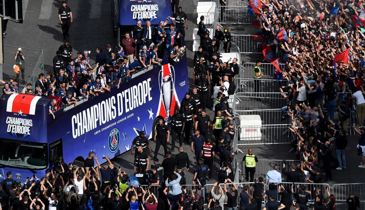 Paris Saint-Germain merayakan gelar juara Liga Champions dengan pawai bus atap terbuka. (Guillaume SOUVANT/AFP)