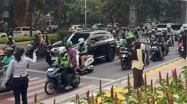 Kala BMW X5 Bikin Macet Kuningan, Pemiliknya Justru Tuai Pujian
