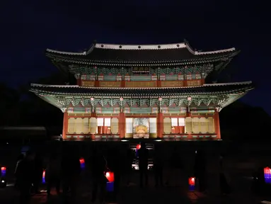 Orang-orang menikmati tur sinar rembulan sembari membawa lentera di dalam Istana Changdeokgung di Seoul, Korea Selatan, pada 29 Oktober 2020. Istana Changdeokgung terdaftar sebagai situs warisan dunia UNESCO pada tahun 1997. (Xinhua/Wang Jingqiang)