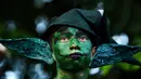 Peserta mewarnai badannya selama mengikuti parade " La Calabiuza " di El Savador, Minggu (1/11/2015). Selama perayaan, warga Tonacatepeque memakai kostum karakter dari mitologi Cuscatlan. (AFP PHOTO/Marvin RECINOS)