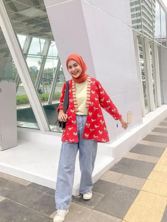 Bosan bermain warna soft? Kamu bisa bereksperimen dengan outer warna merah terang dan t-shirt warna kuning sebagai inner yang dipadukan celana jeans. Kece abis. (Instagram/diantyy.a).