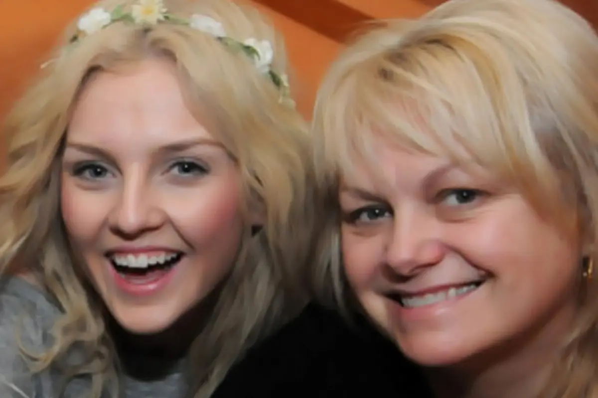 Perrie Edwards dan Debra Edwards