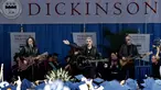 Musisi Jon Bon Jovi bersama bandnya tampil memberikan kejutan pada pesta kelulusan Universitas Fairleigh Dickinson di New Jersey, AS, Selasa (16/5). Jon Bon Jovi menyanyikan lagu Reunion, lagu tentang mengenang masa kebersamaan. (AP Photo/Julio Cortez)