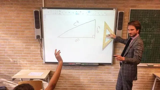 [Bintang] Tergemas! Kamu Pasti Bakal Salfok Diajar Guru Matematika Ganteng Ini
