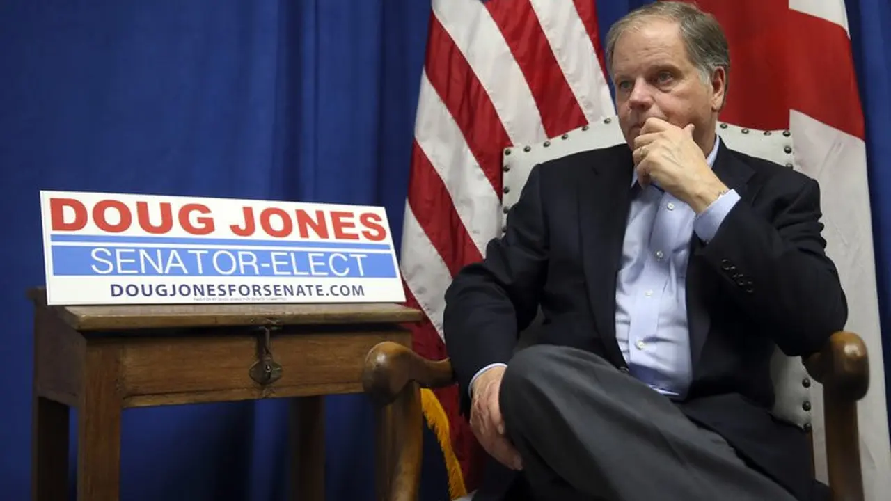 Senator Terpilih Alabama, Doug Jones (AP)