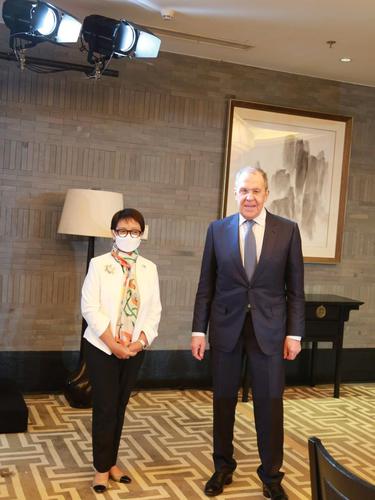 Menlu Retno Marsudi bertemu dengan Menlu Rusia Sergey Lavrov di Tunxi, China.