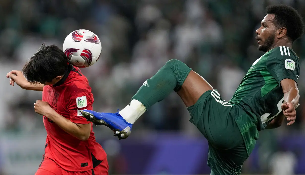 Bek Timnas Arab Saudi, Ali Al Bulayhi (kanan) berebut bola dengan gelandang Korea Selatan, Lee Kang-in pada laga babak 16 besar Piala Asia 2023 di Education City Stadium, Al Rayyan, Qatar, Rabu (31/1/2024) dini hari WIB. (AP Photo/Thanassis Stavrakis)