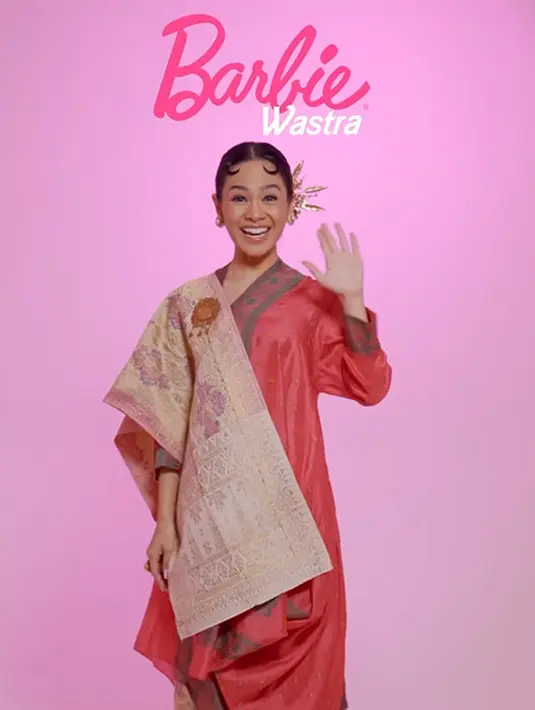 Di potret pertama, Andien Aisyah kenakan kebaya kurung oranye dan kain songket [@andienaisyah]