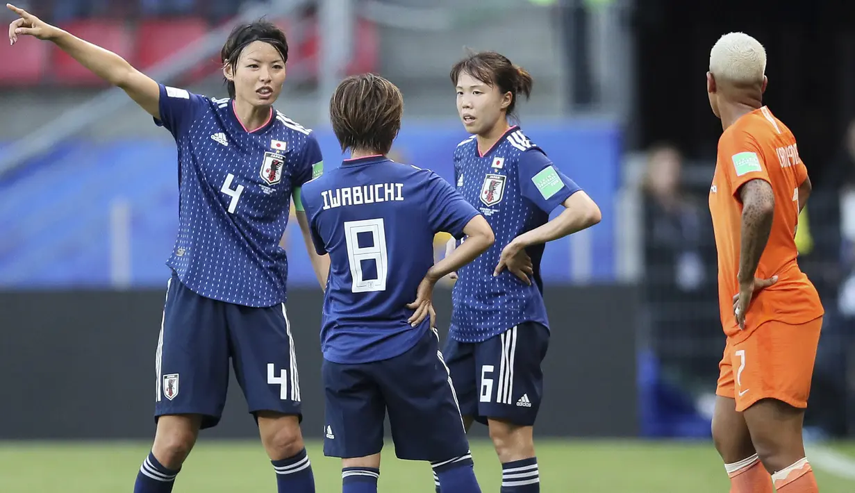 Saki Kumagai bek asal Jepang (kiri) berkomunikasi dengan rekan setimnya dalam babak 16 besar melawan Belanda di Piala Dunia Wanita 2019. ( AP/David Vincent )