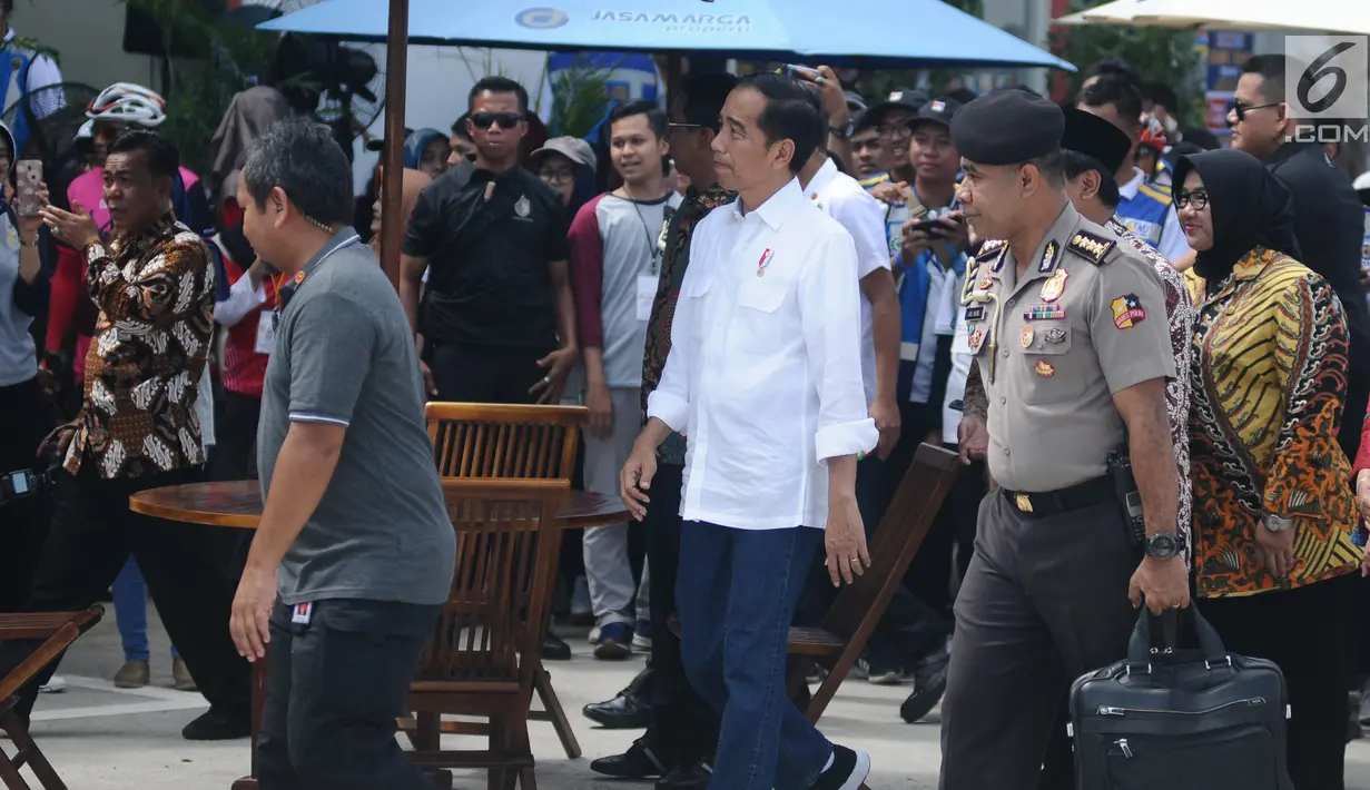 Presiden Joko Widodo (Jokowi) menuju rest area seusai meresmikan ruas  Tol Sragen-Ngawi di kilometer 538 jalan tol Solo-Ngawi, Jawa Tengah, Rabu (28/11). Jokowi menyempatkan diri untuk mencicipi makanan di rest area tersebut. (Liputan6.com/Angga Yuniar)