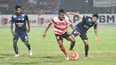 Pemain Arema Cronus, Esteban Vizcara (kanan) dihadang pemain Madura United, Gilang Ginarsa pada laga Torabika Soccer Champions 2016 di Stadion Gelora Bangkalan, Jumat (6/5/2016) WIB. (Bola.com/Iwan Setiawan)
