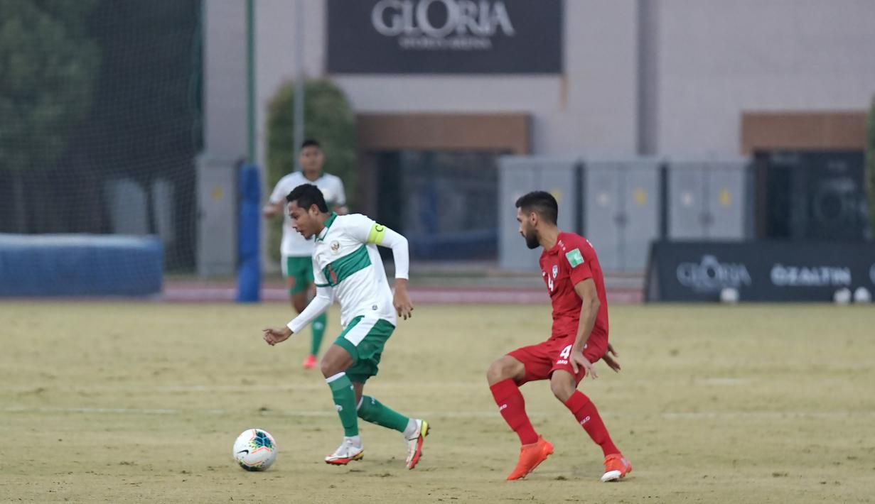 Kedua tim saling bergantian menguasai bola dan mencoba melakukan serangan ke pertahanan lawan. Namun, baik Timnas Indonesia yang dikomandoi oleh Evan Dimas dan juga Afghanistan sama-sama kesulitan mengembangkan permainan. (Dok. PSSI)