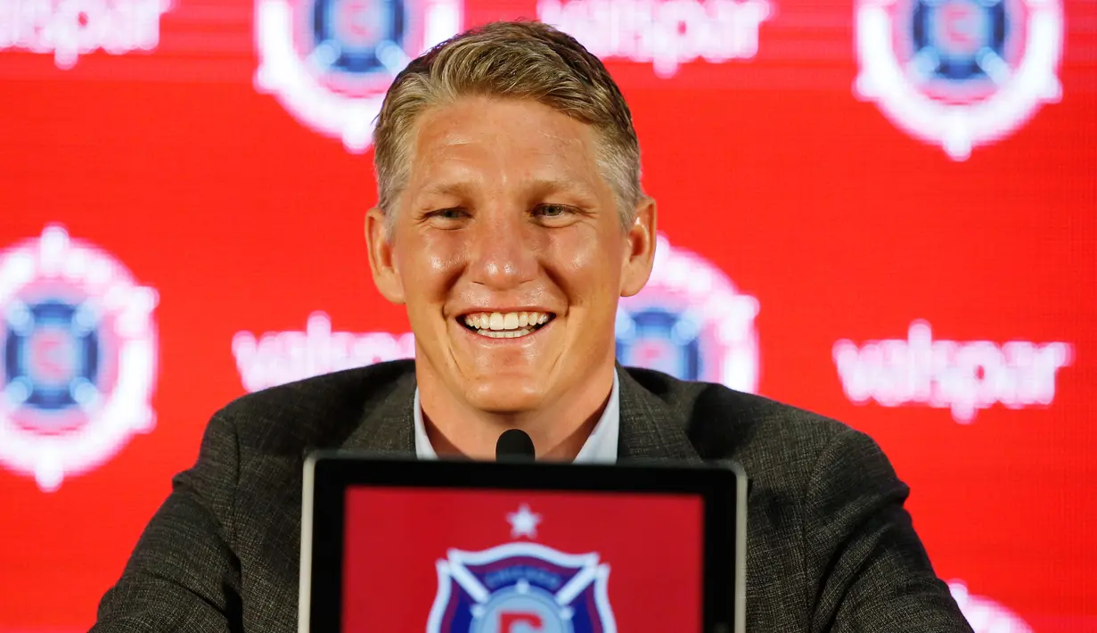 Bastian Schweinsteiger tersenyum di sela konferensi pers di The PrivateBank Fire Pitch di Chicago, Rabu (29/3). Ia akan segera membela klub berjulukan Men in Red itu di Eastern Conference (Wilayah Timur) MLS. (AP Photo/Nam Y. Huh)