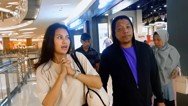 7 Potret Indah Permatasari Ajak Mertua ke Mal Jakarta, Periksa Mata hingga Beli Sepatu