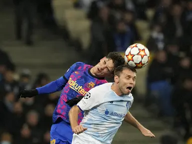 Gelandang Barcelona, Gavi berduel memperebutkan bola dengan bek Dynamo Kiev, Oleksandr Karavayev pada Matchday 4 Liga Champions di NSK Olimpiyskiy, Rabu (3/11/2021) dini hari WIB.  Barcelona menang tipis 1-0 saat bertamu ke markas Dynamo Kiev. (AP Photo/Efrem Lukatsky)