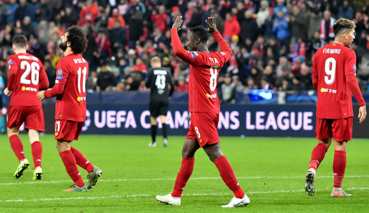 Pemain Liverpool Naby Keita (tengah) merayakan golnya ke gawang Red Bull Salzburg pada pertandingan Grup E Liga Champions di Salzburg, Austria, Selasa (10/12/2019). Liverpool menang 2-0 dan lolos ke babak 16 besar Liga Champions. (AP Photo/Kerstin Joensson)