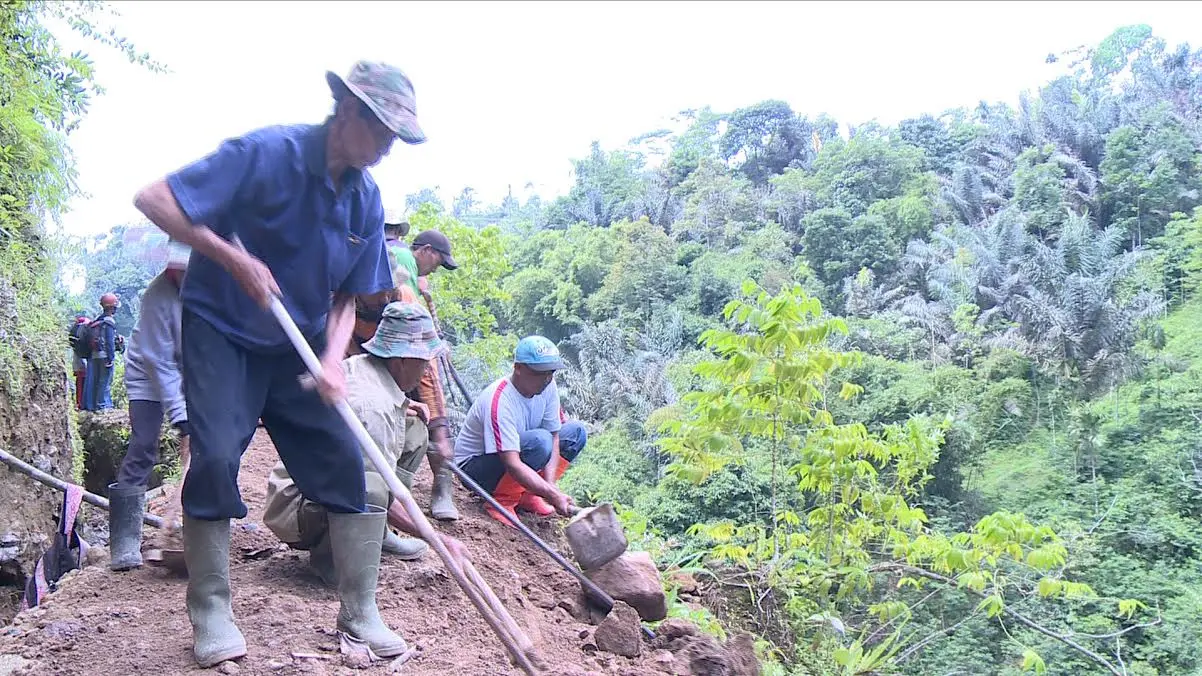 Abah Harun Dibantu Warga Desa. Foto: Liputan6