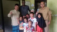 Bek Perseru, Boman Aime, menyisihkan sebagian rezeki untuk anak-anak di Panti Asuhan di Makassar. (Bola.com/Abdi Satria)