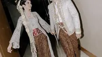 Sabrina tampak anggun memakai kebaya panjang kutu baru dengan detail payet bermotif bunga-bunga kombinasi biru muda-emas rancangan Didiet Maulana untuk Svarna by Ikat Indonesia.  (Instagram/belvadevara).