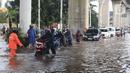 Rata-rata ketinggian genangan air di jalan Ciledug Raya berkisar antara 30 hingga 50 sentimeter. (Liputan6.com/Angga Yuniar)