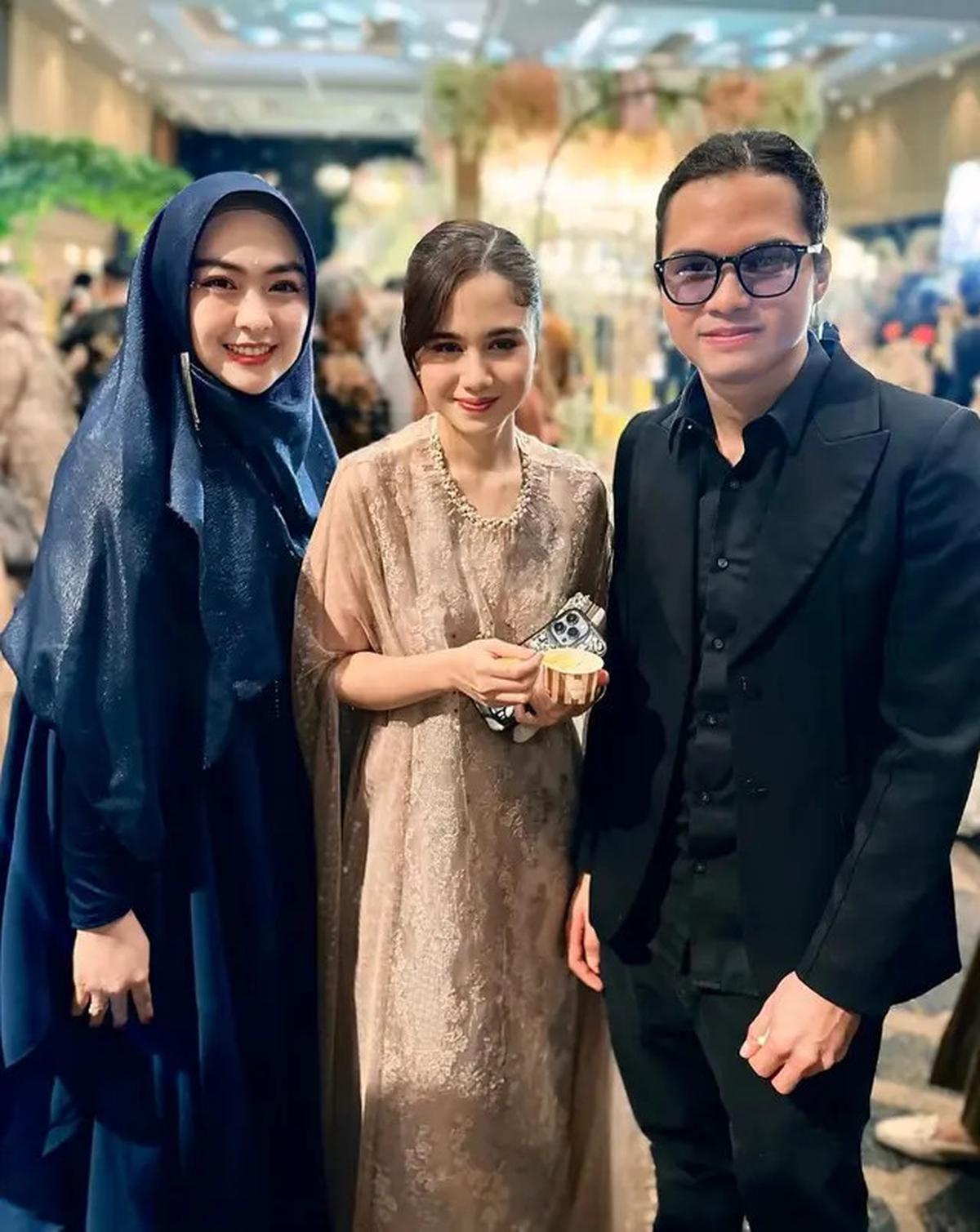 10 Potret Tamu Artis di Pernikahan Arbani Yasiz dan Raissa Ramadhani, Penuh Bintang