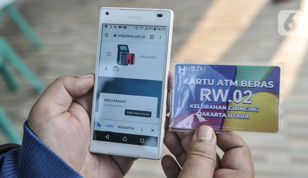 Petugas saat mengisi saldo pada kartu ATM menggunakan aplikasi khusus di Kantor RW 02, Kelurahan Cilincing, Jakarta Utara, Rabu (17/3/2021).  (merdeka.com/Iqbal S. Nugroho)