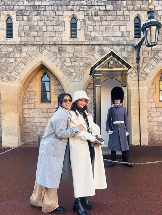 Bertolak ke Inggris, Hesti dan Enzy kembali tampil kompak mengenakan long coat. @enzystoria/@hestipurwadinata.