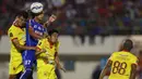 Bek Arema Cronus, Ahmad Alfarizi melakukan duel udara dengan pemain Sriwijaya FC pada laga semi final Piala Presiden di Stadion Manahan, Solo, Minggu (11/10/2015). Sriwijaya menang 2-1. (Bola.com/Nicklas Hanoatubun)