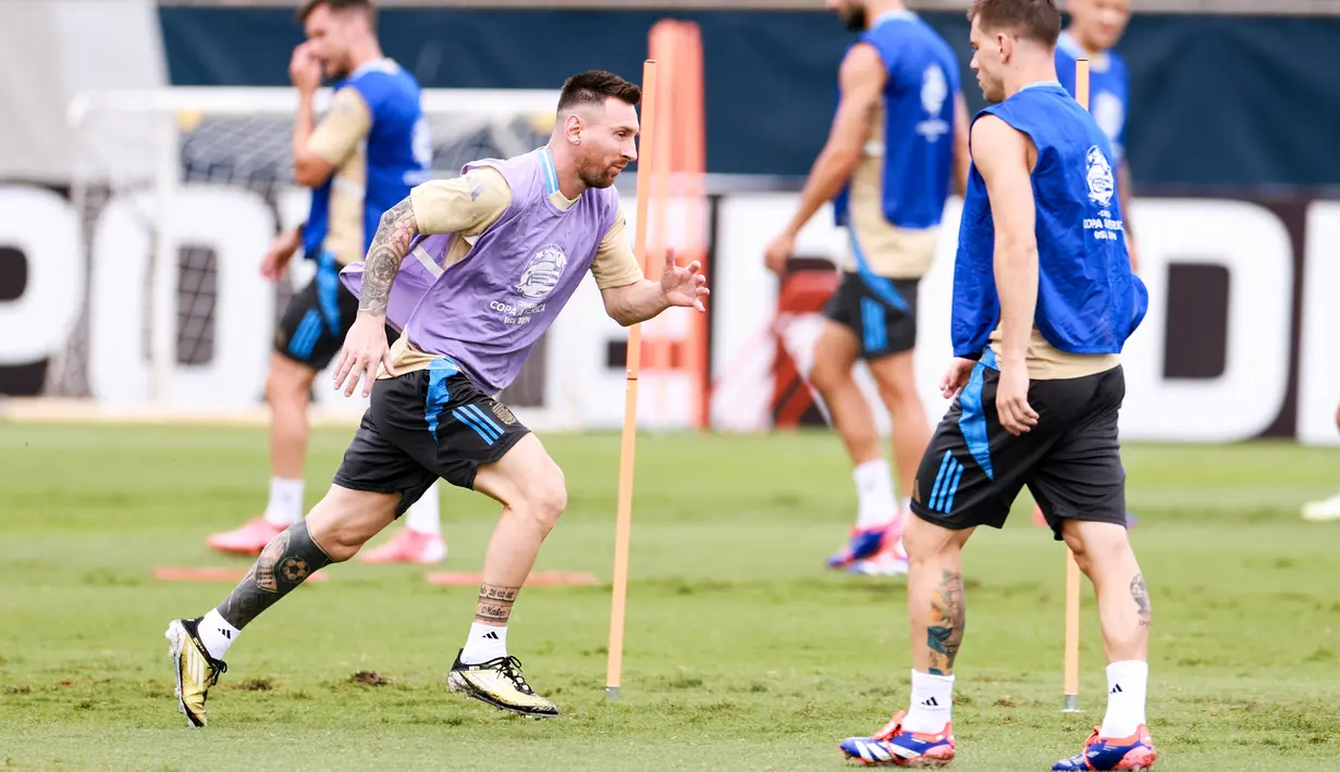 Penyerang Argentina Lionel Messi mengikuti sesi Latihan menjelang bertarung pada final Copa America 2024, di Miami Gardens, Florida, Sabtu (13/7/2024). (Carmen Mandato / GETTY IMAGES NORTH AMERICA / Getty Images via AFP)