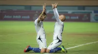 Pemain PSIS Semarang, Bruno Silva (kanan) dan Wallace Costa Alves merayakan gol kedua ke gawang Persebaya Surabaya  dalam laga pekan ke-6 BRI Liga 1 2021/2022 di Stadion Wibawa Mukti, Cikarang, Minggu (03/10/2021). (Bola.com/Bagaskara Lazuardi)