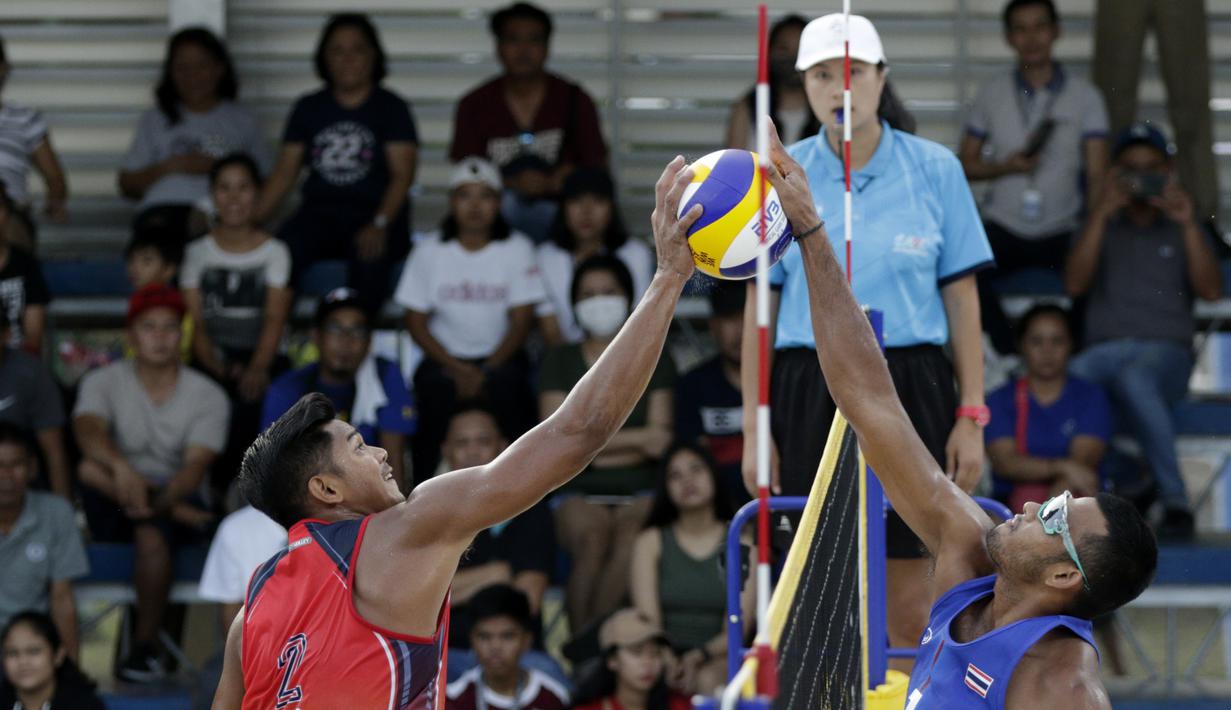 Pevoli pantai Indonesia, Gilang Pribadi, melakukan block saat melawan Thailand pada laga final voli pantai beregu putra SEA Games di Subic Court Tennis, Filipina, Jumat (6/12). Indonesia berhasil meraih emas. (Bola.com/M Iqbal Ichsan)