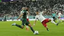 <p>Penyerang Arab Saudi, Saleh Al-Shehri, berusaha mengumpan bola dari kawalan pemain Polandia, Jakub Kiwior, selama pertandingan grup C Piala Dunia 2022 Qatar di Education City Stadium di Al Rayyan, Qatar, Sabtu (26/11/2022). Arab Saudi, meski kalah, masih di peringkat dua dengan tiga poin. (AP Photo/Francisco Seco)</p>