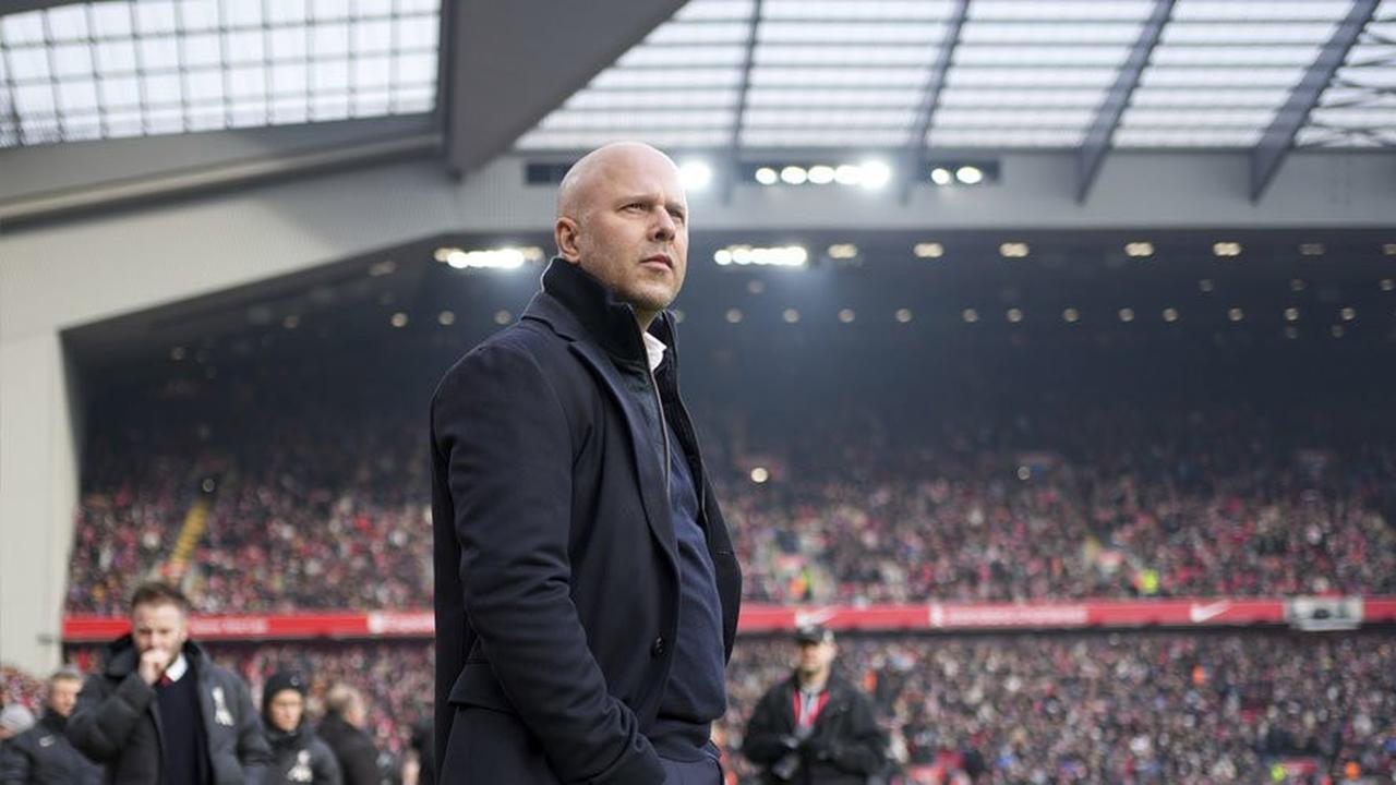 Membela Arne Slot: Awalnya Diduga Akan Dipecat, Kini Bawa Liverpool Menuju 2 Trofi