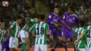 Penyerang Real Madrid, Cristiano Ronaldo, berusaha membobol gawang Real Betis pada laga La Liga di Stadion Benito Vilamarin, Seville, Minggu (15/10/2016). Madrid menang 6-1 atas Betis. (Reuters/Marcelo Del Pozo)